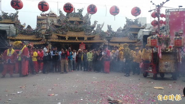 起馬炮威力十足，雲林縣耳李進勇等人都退後掩耳。（記者廖淑玲攝）