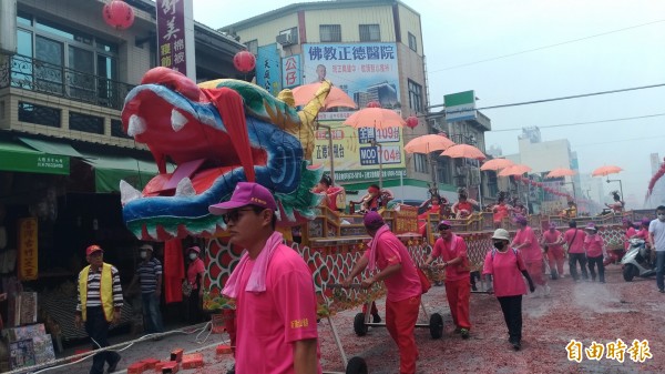 北港朝天宮媽祖出巡，百年歷史的龍鳳閣復出，聲勢浩大。（記者廖淑玲攝）