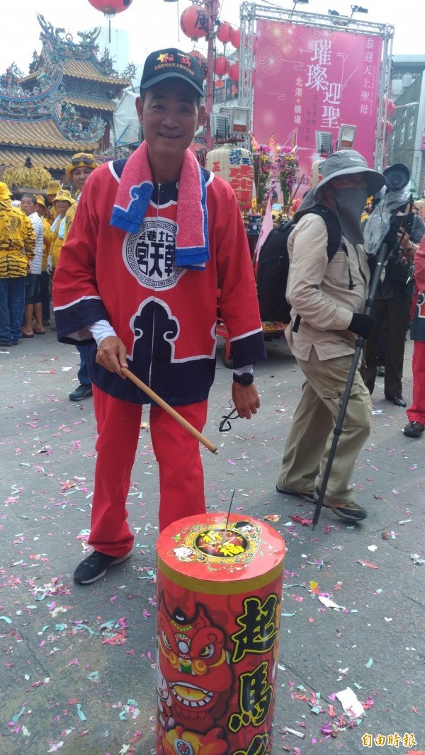 北港朝天宮董事長蔡咏鍀點燃第二發起馬炮。（記者廖淑玲攝）