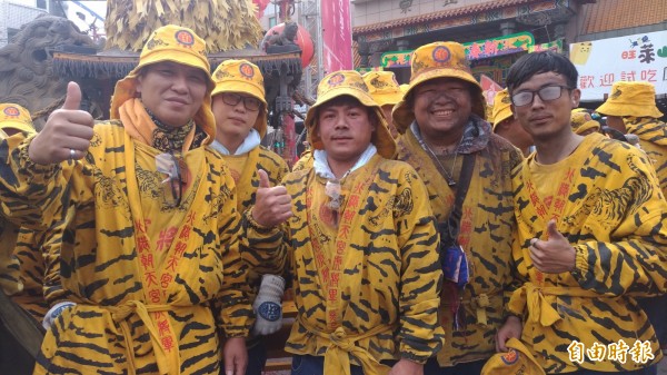 北港朝天宮媽祖出巡，最傳統的虎爺吃炮。（記者廖淑玲攝）