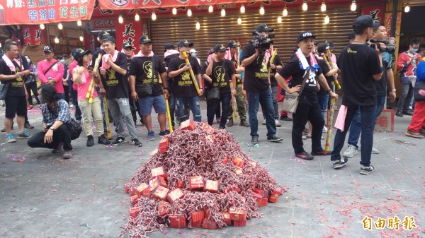 北港朝天宮媽祖出巡最傳統的虎爺吃炮。（記者廖淑玲攝）