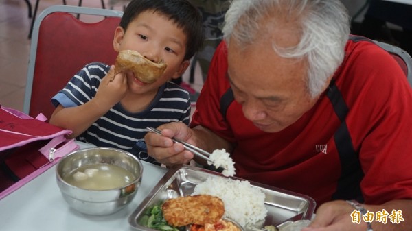 麥寮公所共餐食堂爺孫快樂共餐。（記者林國賢攝）