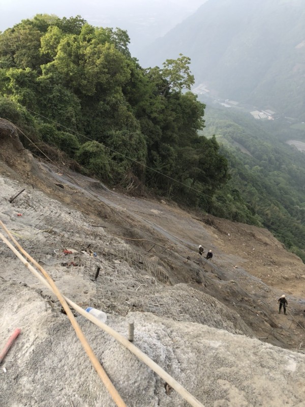 省道台21線新中橫公路望高路段邊坡保護工程因崩塌、下雨延宕，工作人員把握時間加緊施工。（信義工務段提供）