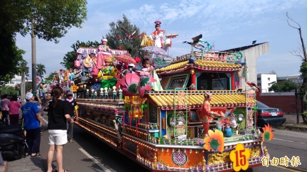 全國唯一北港朝天宮迎媽祖真人藝閣遶境，比車也比人。（記者廖淑玲攝）