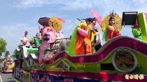 保留百年傳統的北港朝天宮迎媽祖真人藝閣遶境。（記者廖淑玲攝）