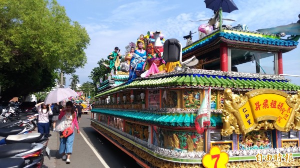 北港朝天宮迎媽祖真人藝閣各有主題。（記者廖淑玲攝）