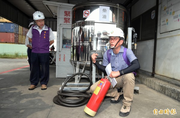 疲勞駕駛撞死國道警察效應，高市府勞工局突擊物流運輸業，2家業者被罰36萬元。（記者張忠義攝）