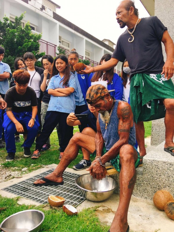 來自關島的查莫洛人到蘭嶼進行文化交流，達悟族小朋友感覺跟自己的叔叔、舅舅長的很像，膚色及五官都類似。（記者黃明堂翻攝）