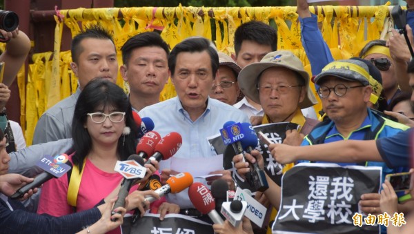 前總統馬英九參加台大挺管活動,與群眾一起呼口號喊「教育部長下台,還我大學校長」。(記者吳柏軒攝)