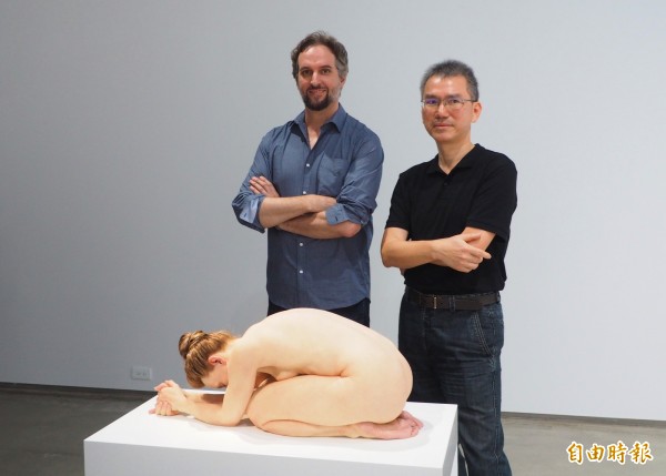 山姆•詹克斯(左)創作的「跪著的女人」栩栩如生,毓繡美術館長李足新(右)也覺得震撼。(記者陳鳳麗攝)
