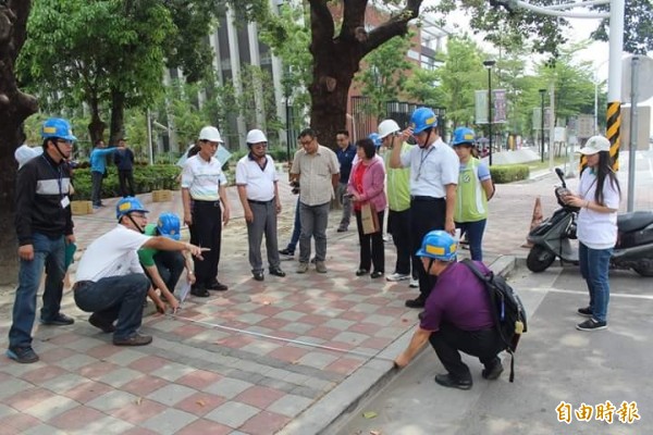 代理市長程清水與市代方一祥等人進行現場丈量。（記者葉永騫攝）