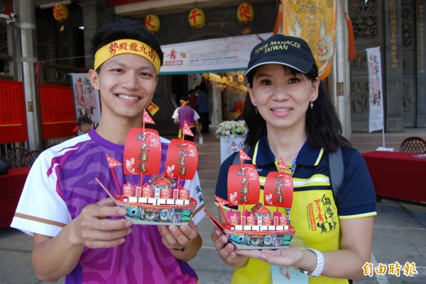 「作陣西港香」文化體驗，有王船紙模型製作。（記者楊金城攝）