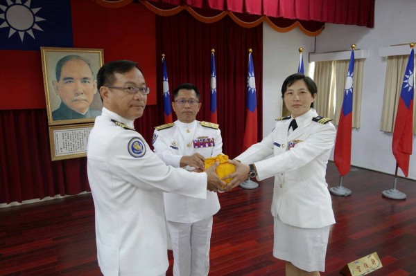 武昌艦長黃淑卿（右）為我國首名作戰艦女艦長。（記者黃旭磊翻攝）（記者黃旭磊攝）