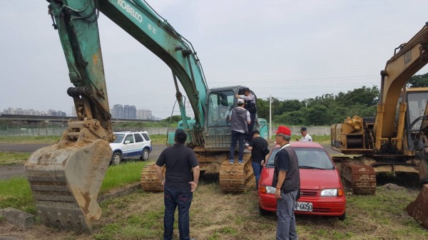 新竹縣政府追查寶山三峰路違法開挖整地案復舊情形，發現行為人並未因被罰款而停工，遂會同檢警突擊現場，當場逮捕挖土機司機，並扣押機具。（新竹縣政府提供）