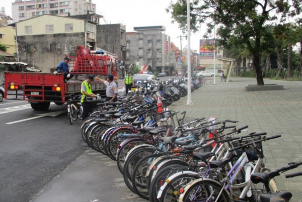 潮州火車站前開始拖吊違停單車。（圖由警方提供）