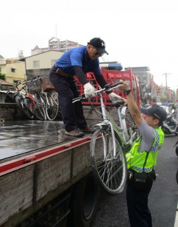 潮州火車站前開始拖吊違停單車。（圖由警方提供）