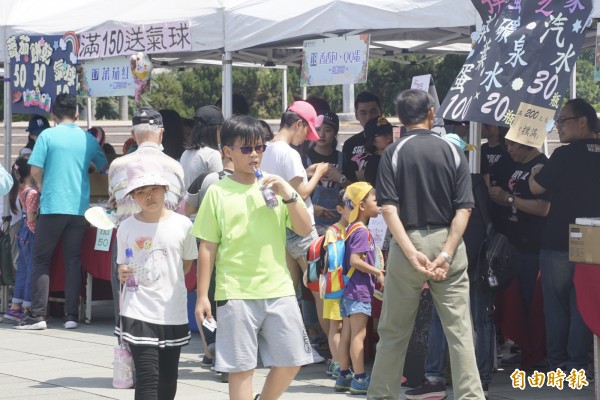 聯邦銀行「家庭親子日」園遊會，好吃好玩又溫馨。（記者黃佳琳攝）