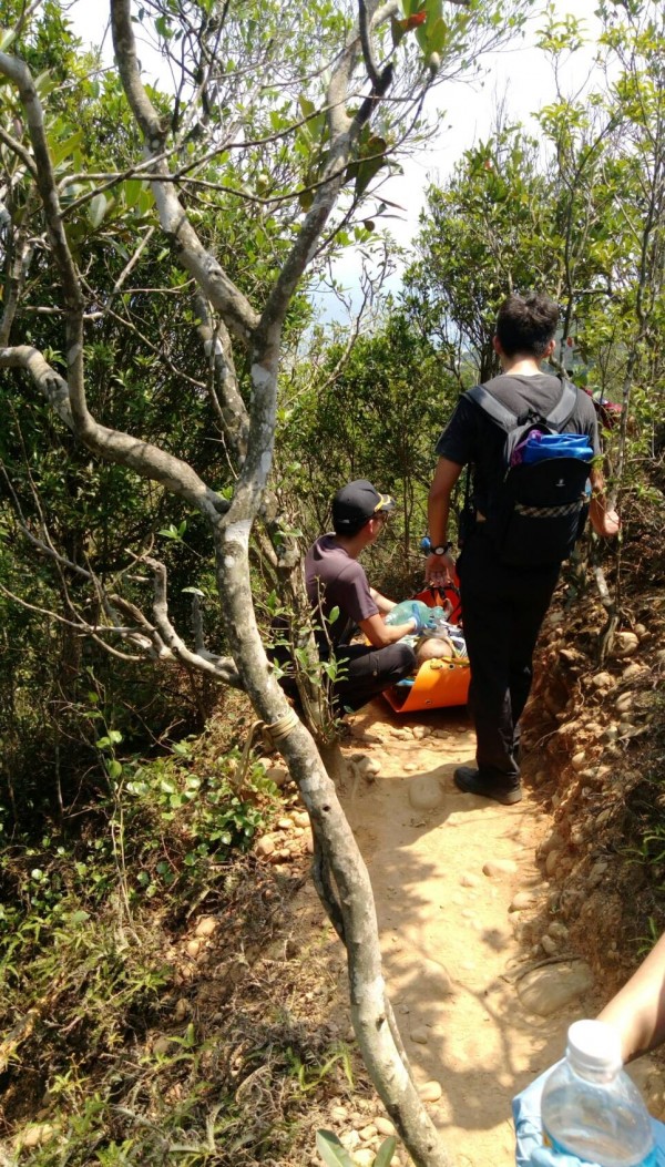 苗栗火炎山登山客忽然失去生命跡象，消防隊登山救援（記者蔡政珉翻攝）