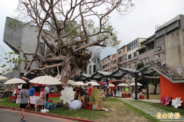 竹東文創藝術村，店家和攤商各自精彩、吸睛。（記者黃美珠攝）