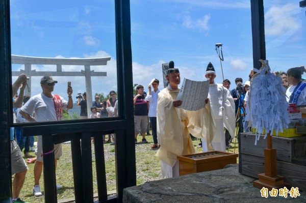 台灣神官黃俊瑜（佐藤冬木）在佐藤健一（祭文者）陪伴下，首度主持高士神社例祭。（記者蔡宗憲攝）