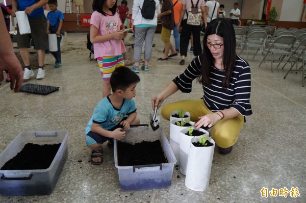 斗六市公所推動花園城市，推廣食農教育，教導民眾栽種蔬菜以及香草等盆菜。（記者詹士弘攝）