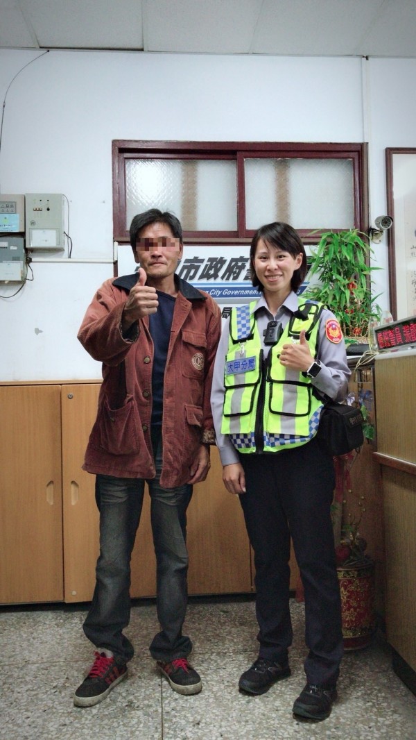 潘男離家20年，家人報失蹤，因女警熱心關心終於幫他找到回家的路。（記者歐素美翻攝）