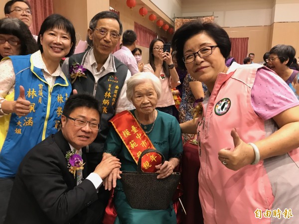 98歲的林徐淑閨（中）平常喜歡閱讀，用新時代的思維與子女相處。（記者張瑞楨攝）