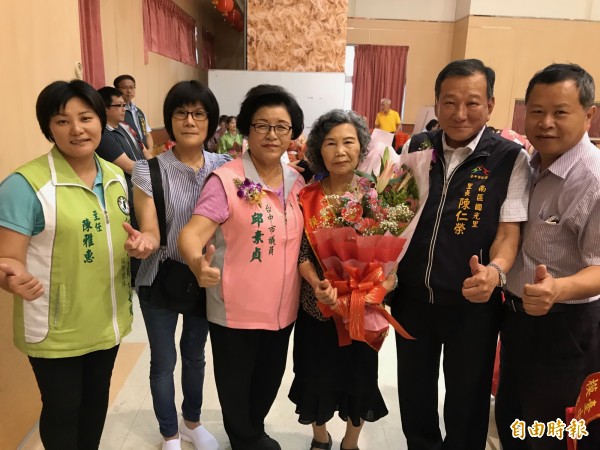 國光里81歲的模範母親王蘇阿軟（右三），8個子女幾乎都從事餐飲業，在忠孝夜市開辦多家名店，熱心公益。（記者張瑞楨攝）