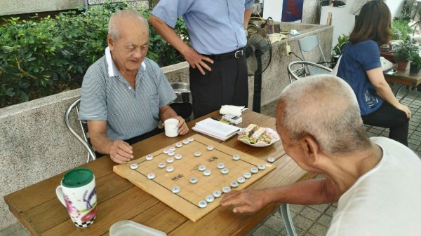 長輩們開心喝茶下棋。（圖由南區老人之家提供）