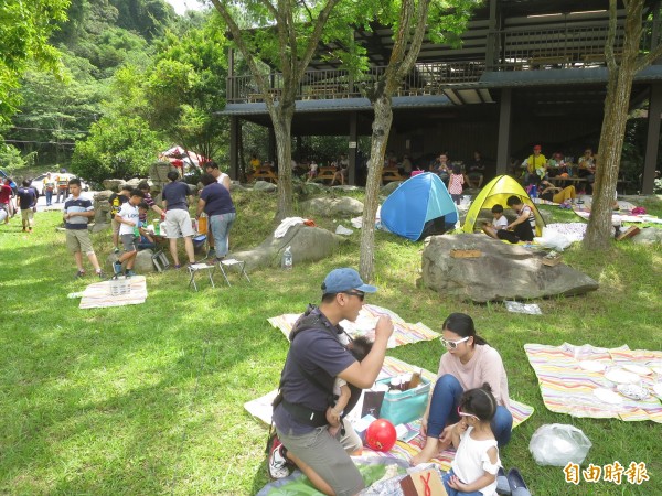 南投梅子節野餐活動在水里登場，吸引大批遊客體驗。（記者劉濱銓攝）