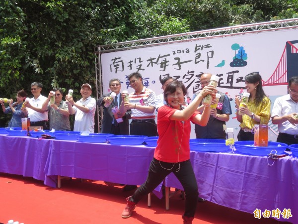 南投梅子節野餐活動於水里登場，現場示範手搖梅子酵素，場面超嗨。（記者劉濱銓攝）