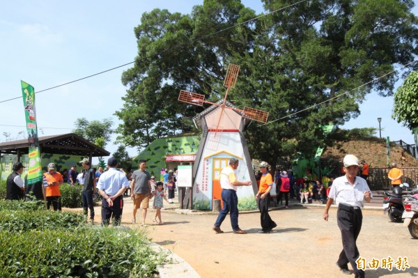 南投名間鄉七星陣地碉堡公園舉辦巡禮導覽，並有風車裝置藝術，為園區增色。（記者劉濱銓攝）