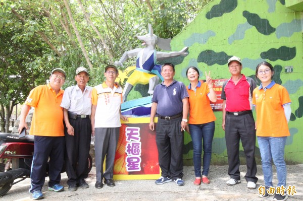 南投名間鄉七星陣地碉堡公園舉辦巡禮活動，園區還加入狗年花燈，提升旅遊可看性。（記者劉濱銓攝）