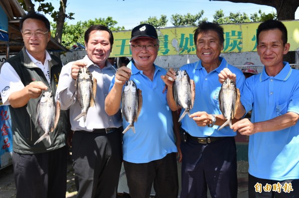 滿州飛魚季登場，美味飛魚乾成搶手貨。（記者蔡宗憲攝）