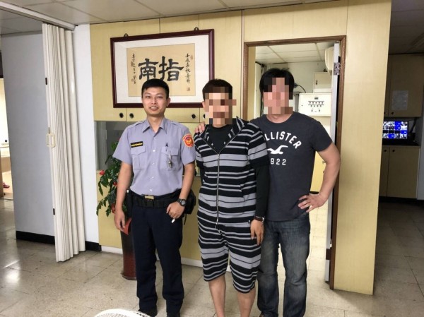 文山一分局指南派出所警員蔡渲棋一小時內幫日籍男找回遺失的手機。（記者姚岳宏翻攝）