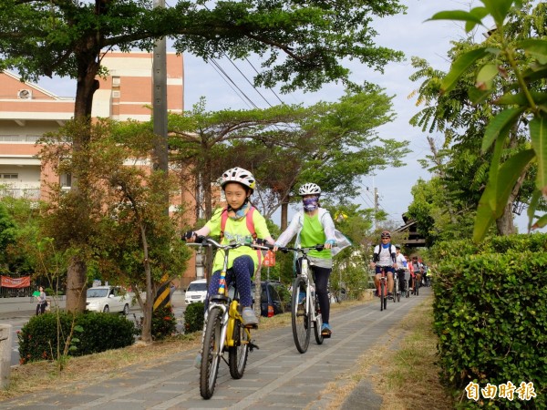 不少親子也一起參與台江水日行動，沿著山海圳綠道、嘉南大圳騎行至烏山頭水庫。（記者蔡文居攝）