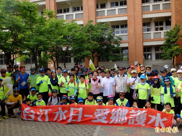 台江百餘名師生在海佃國小集合出發前往烏山頭水庫，向八田與一致敬。（記者蔡文居攝）