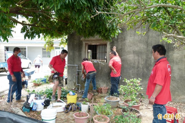 愛心義工整理住家周邊環境。（記者蔡宗勳攝）