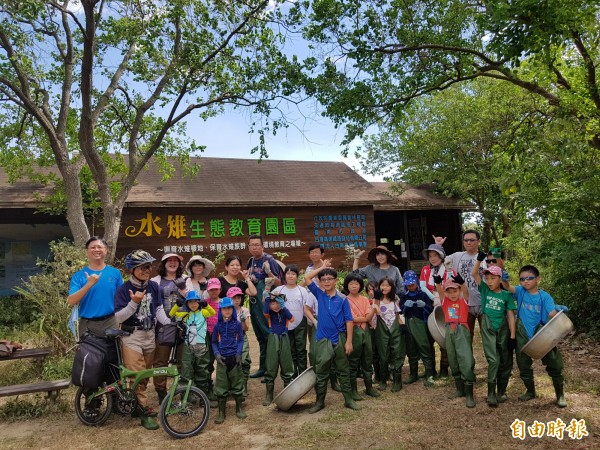 「鳥人」高雄市野鳥學會總幹事林昆海（左2）今訪水雉生態教育園區，目擊水雉孵蛋等豐富生態，直稱水雉生態園區是本土最成功的濕地（記者王涵平攝）