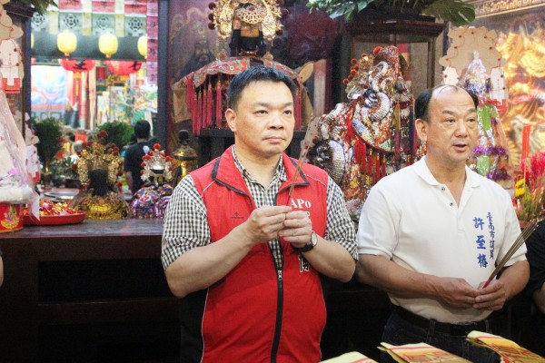 高思博（左）向神明祈雨，祈求能「風調雨順，國泰民安」。（高思博提供）