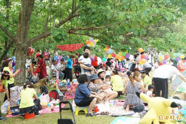 野餐活動正夯，桃園桐花野餐派對爆棚。（記者李容萍攝）