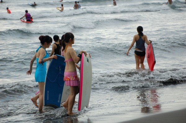 宜蘭縣頭城鎮外澳沙灘，是夏天熱門的戲水勝地。（記者張議晨翻攝）