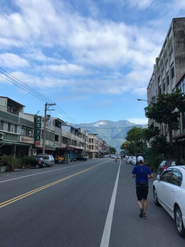 志水直樹在花蓮路跑時，最喜歡眼前中央山脈的景致。（記者鄭名翔翻攝）