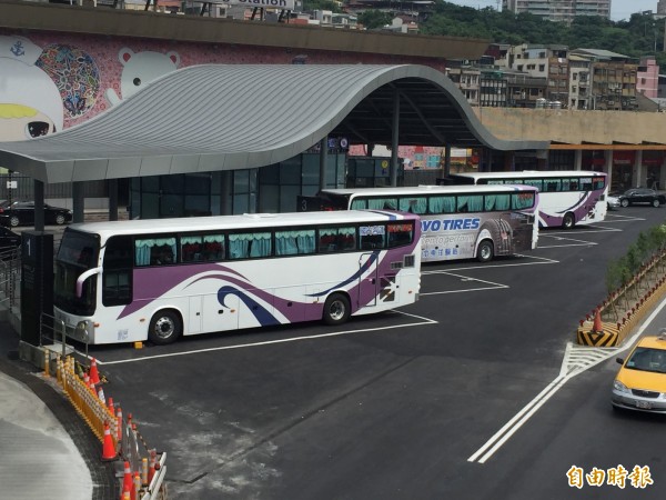 國光客運臨時站體候車空間及公廁不足，通勤族抱怨（記者盧賢秀攝）