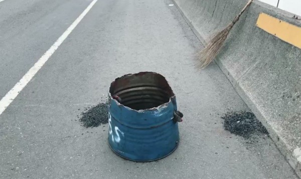 西濱快速道路彰化伸港道傳出螺絲掉滿地，掃出成千上萬螺絲。（記者劉曉欣翻攝）