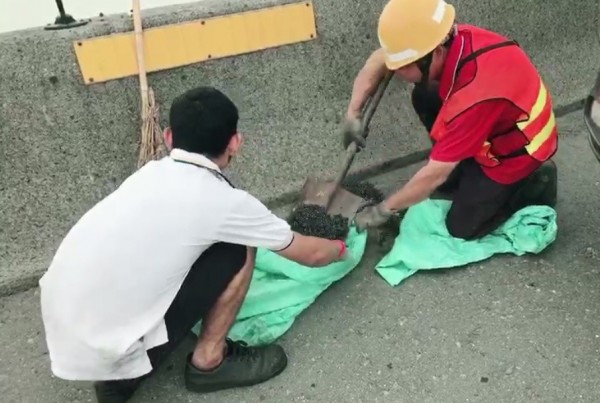 西濱快速道路彰化伸港道傳出螺絲掉滿地，掃出成千上萬螺絲。（記者劉曉欣翻攝）