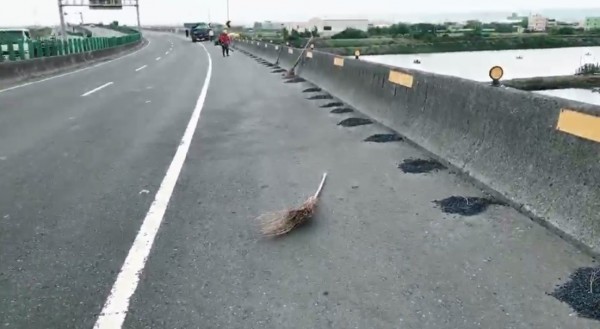 西濱快速道路彰化伸港道傳出螺絲掉滿地，掃出成千上萬螺絲。（記者劉曉欣翻攝）