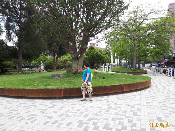 新竹市政府打造無障礙、步行友善環境，將市府側門停車空間改造為幸福廣場。（記者洪美秀攝）