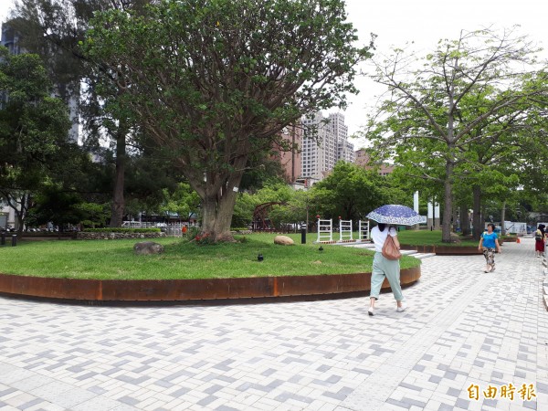 幸福廣場改造後不僅提供市民更舒適、友善的步行環境，也改變民眾對機關傳統冷峻印象。（記者洪美秀攝）