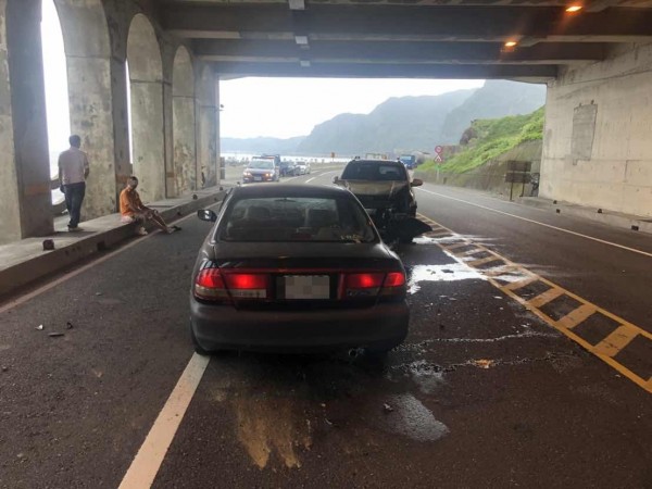 黑色轎車逆向撞上對向來車。（記者吳昇儒翻攝）